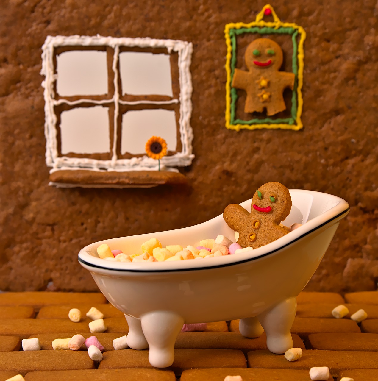 Gingerbread Man Gingerbread House  - lovini / Pixabay