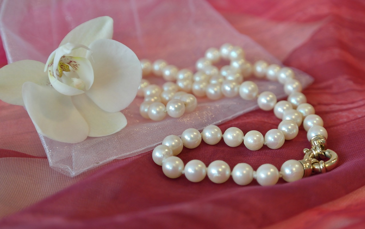 Pearls Chain Silk Jewellery  - RitaE / Pixabay