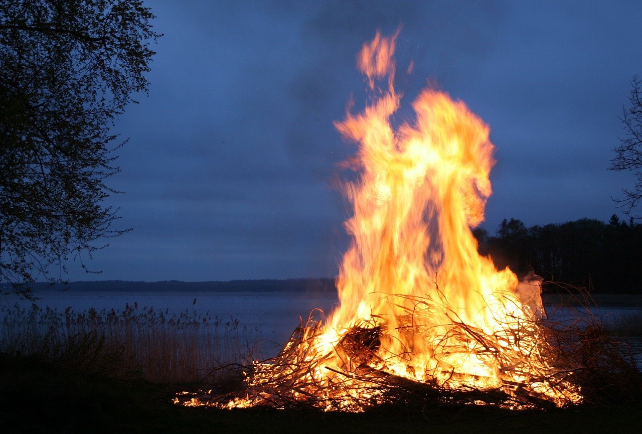 Fire Bonfire Night Evening Burning  - 12019 / Pixabay