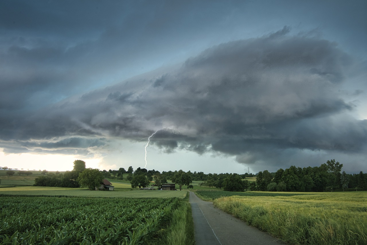 Lightning Thunderstorm Rural Field  - Nordseher / Pixabay