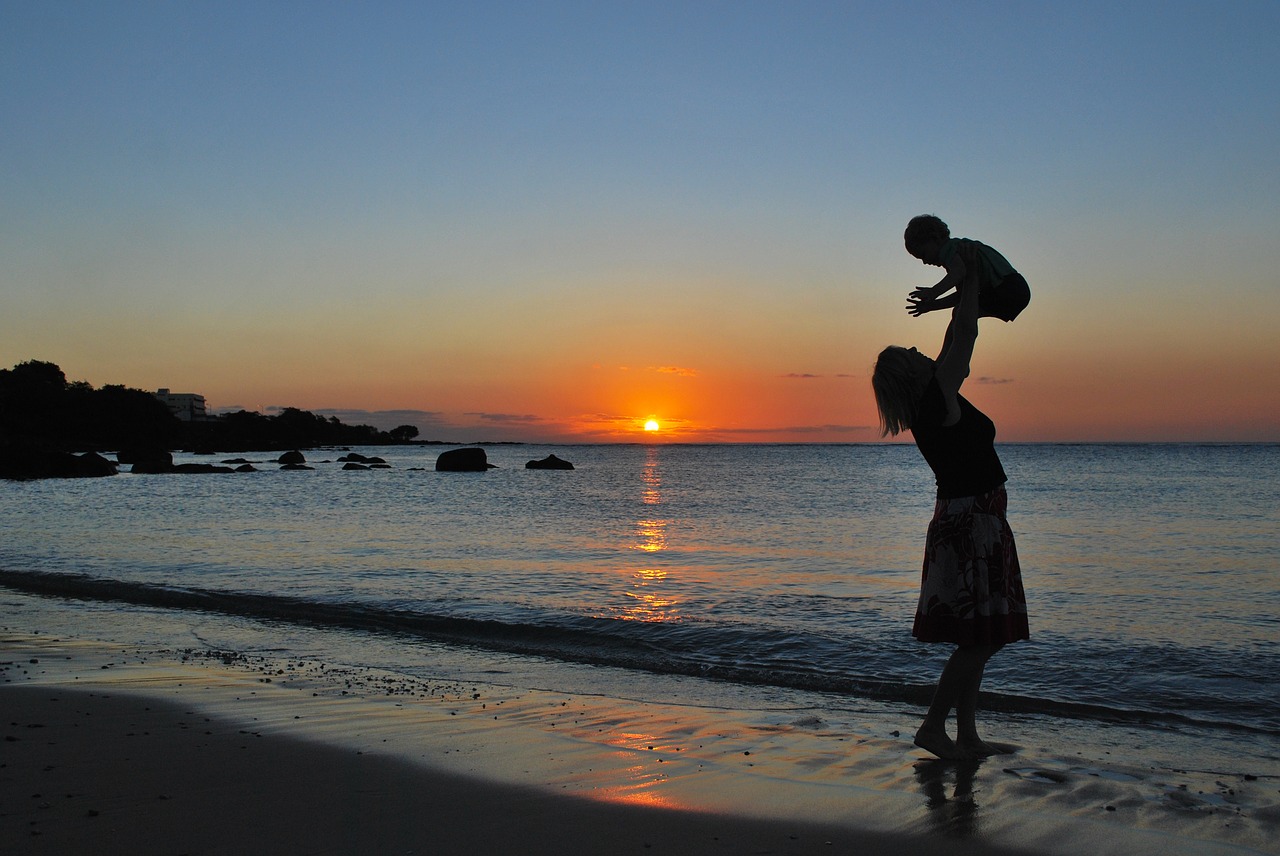 Mother Son Baby Beach Sunset  - Mojpe / Pixabay