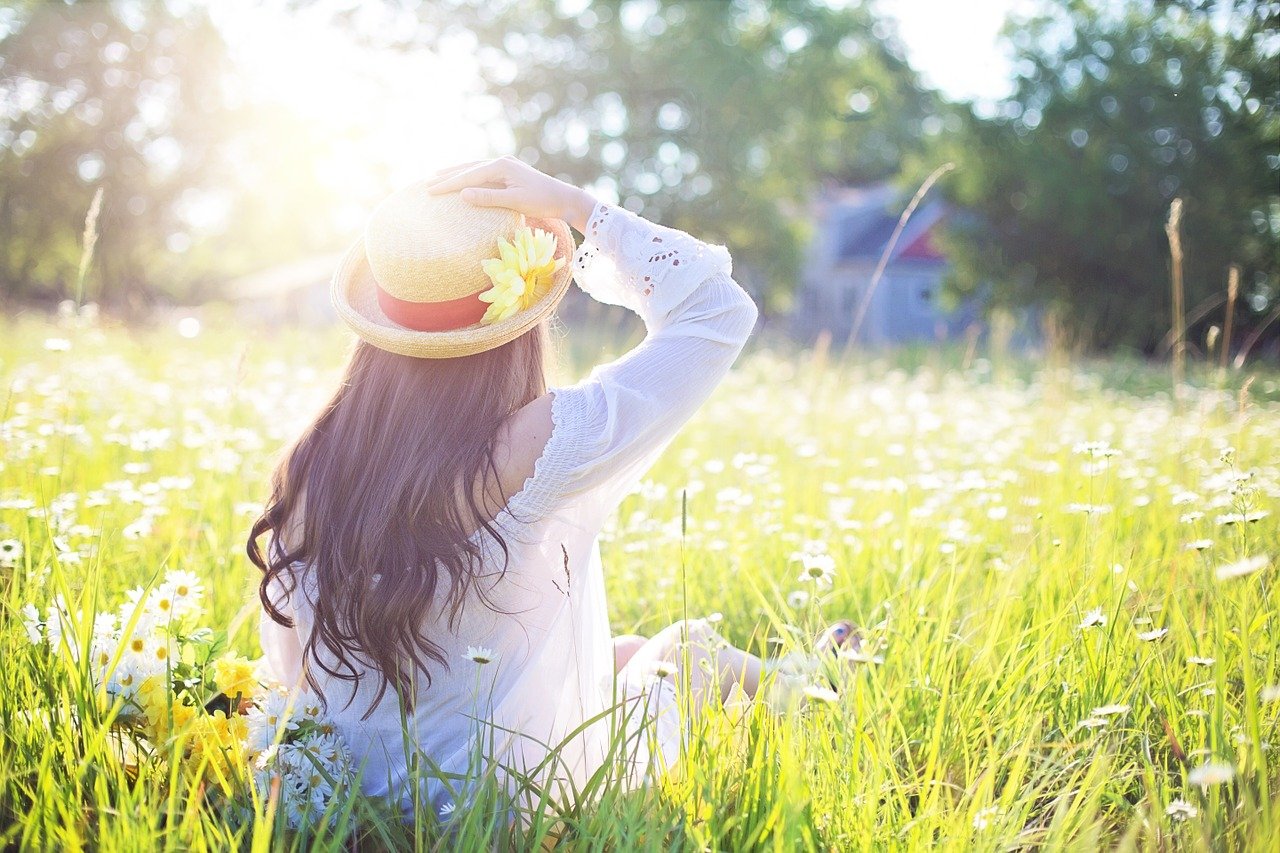 Woman Field Sunlight Fashion Hat  - JillWellington / Pixabay
