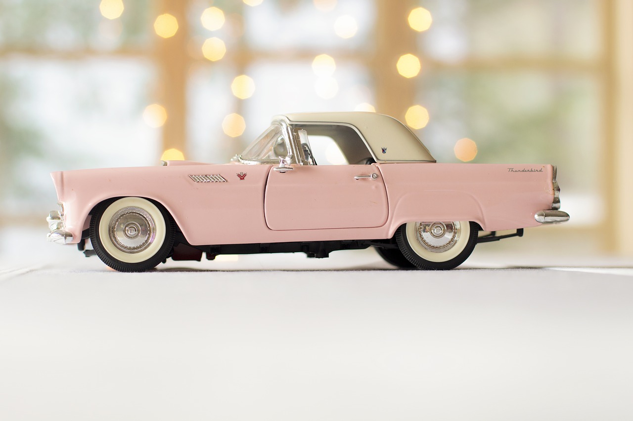 Car Pink Car Thunderbird Drive  - TerriC / Pixabay