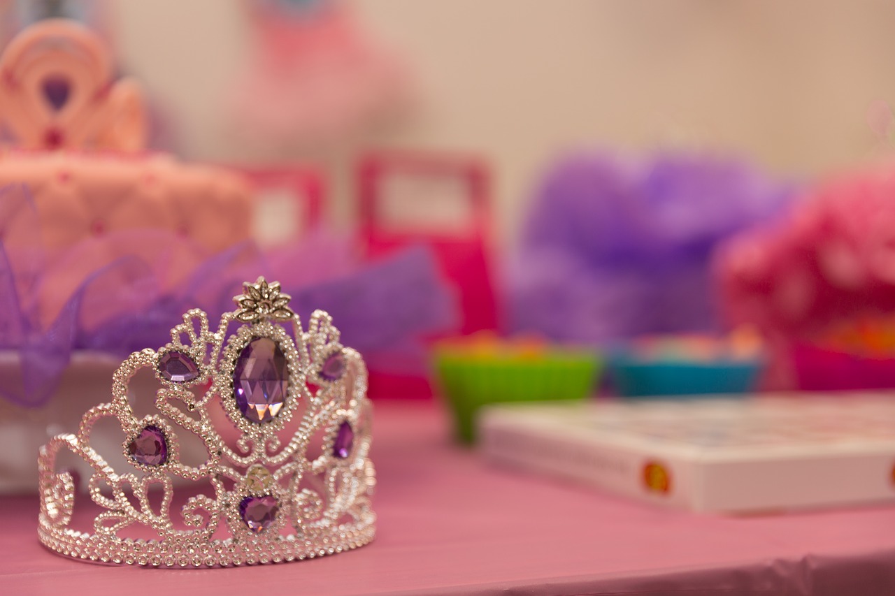 Crown Birthday Celebration Party  - PawinG / Pixabay