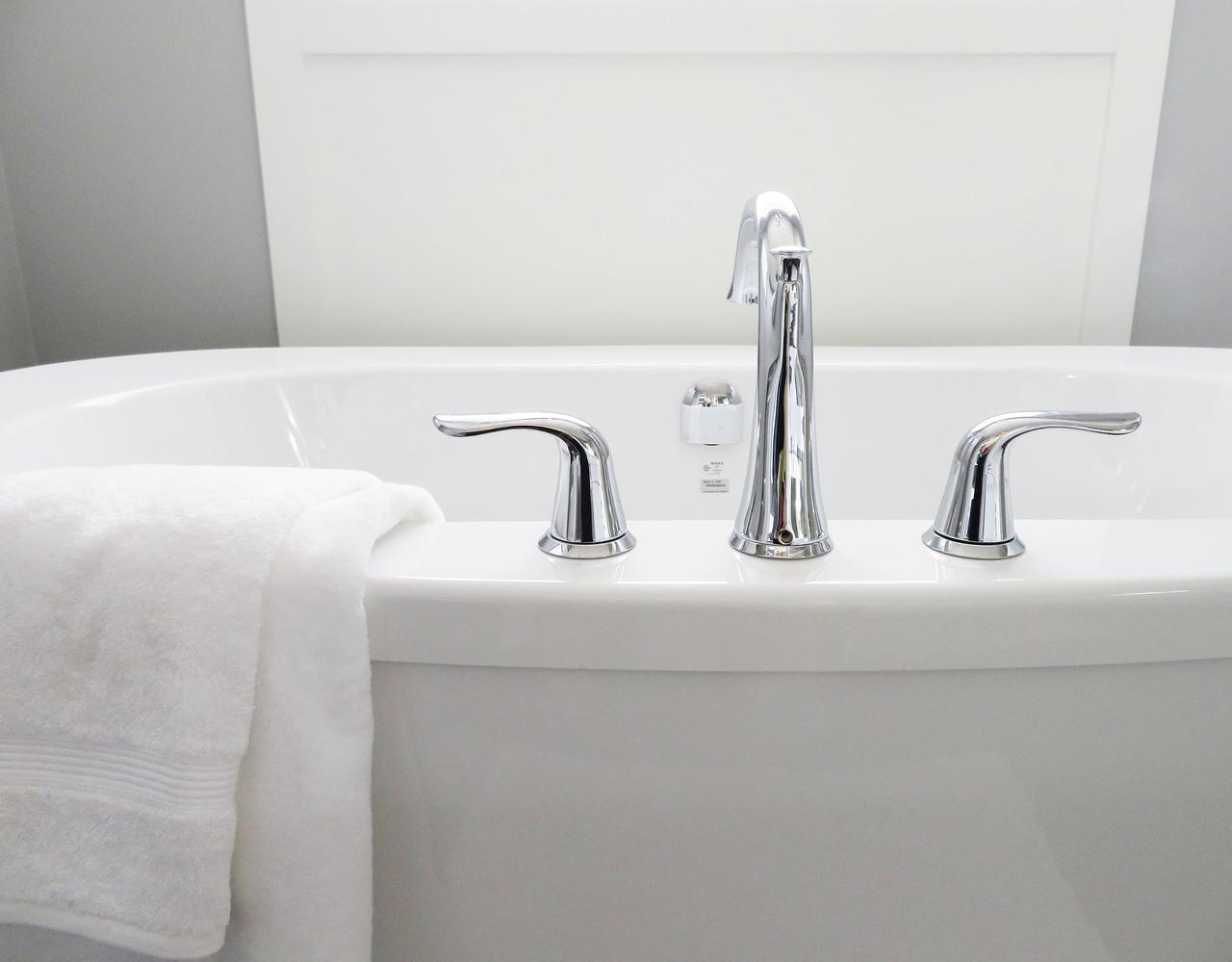 Bathtub Tub Bathroom Bath White  - ErikaWittlieb / Pixabay