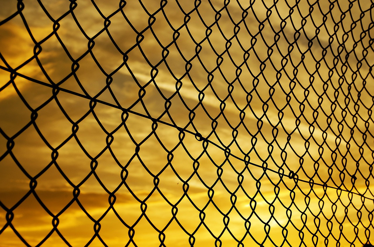 Chain Link Fence Sunset Wire  - PublicDomainPictures / Pixabay