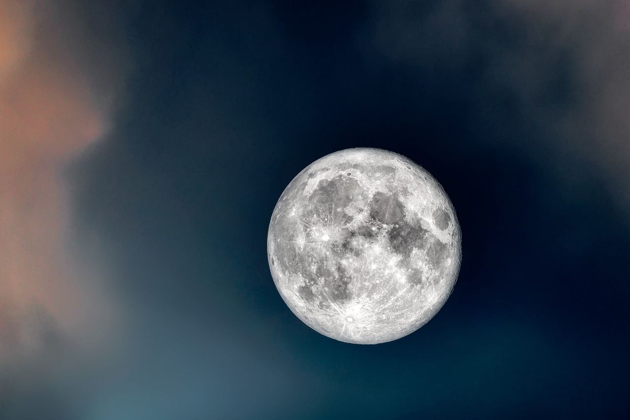 Moon Sky Night Moonlight Full Moon  - Kanenori / Pixabay