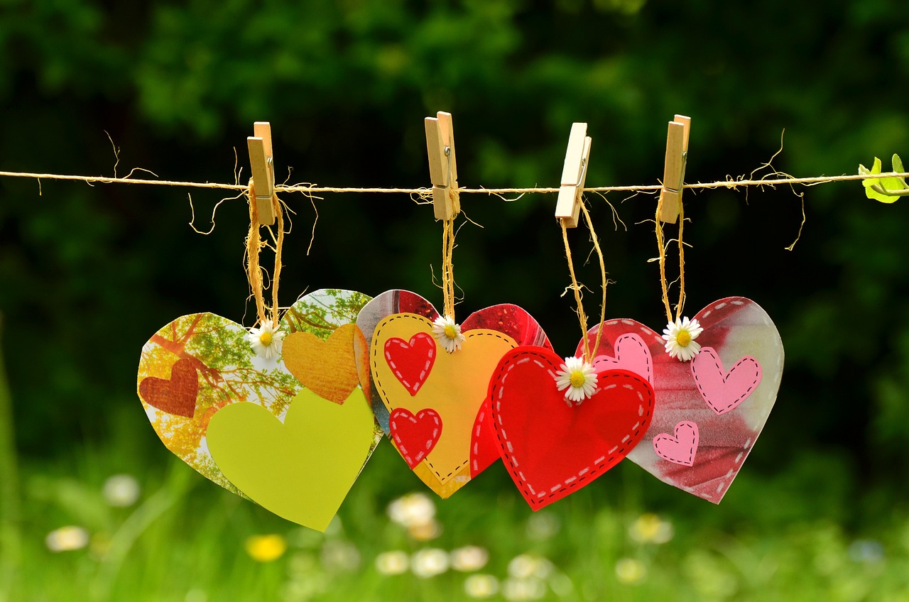 Hearts Clothespins Clothesline Hang  - congerdesign / Pixabay